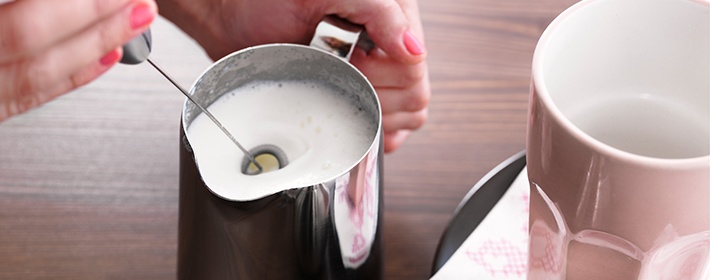 Послідовність дій спінювання молока